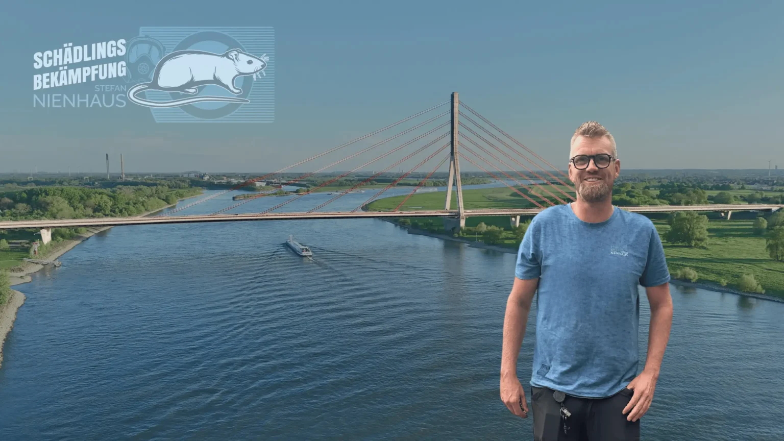 Kammerjäger Stefan Nienhaus steht lächelnd vor der Rheinbrücke in Wesel – Ihr Experte für Schädlingsbekämpfung.