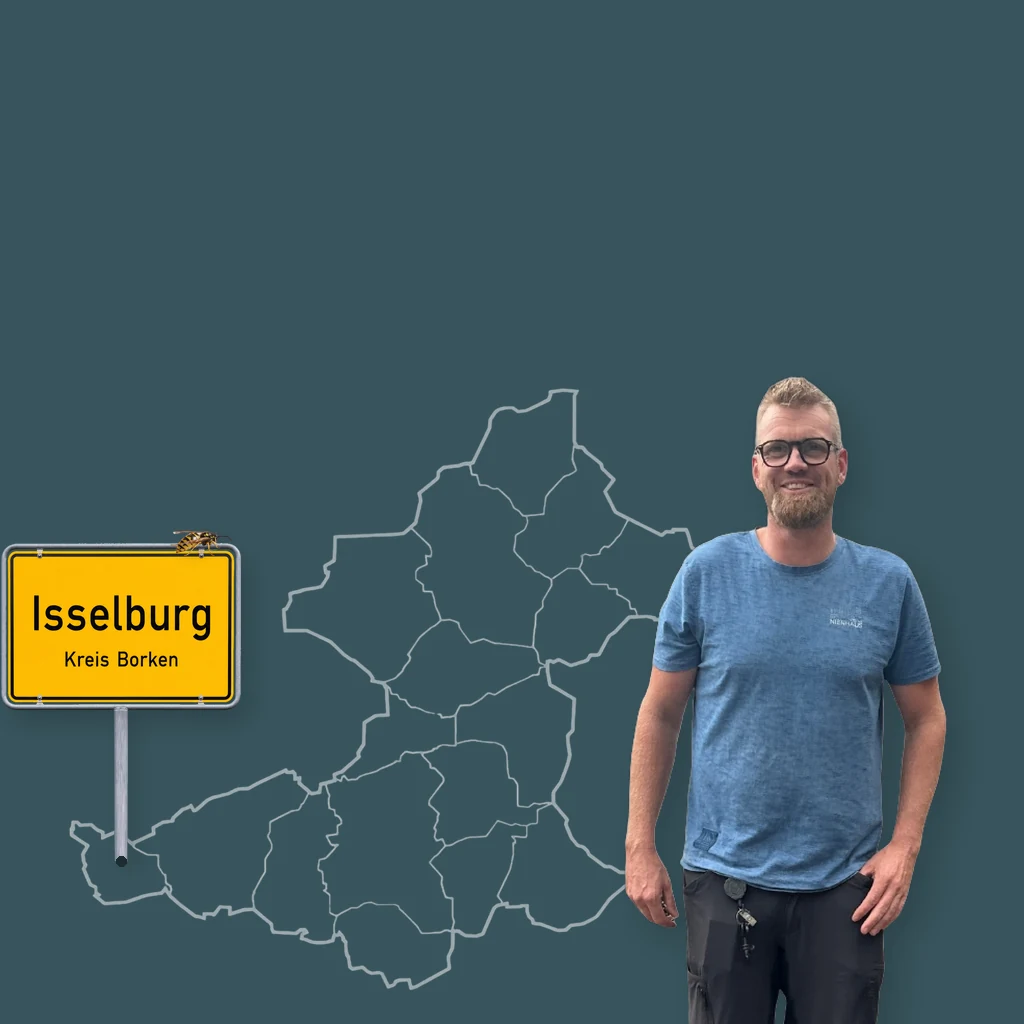Wespenbekämpfung Isselburg: Stefan Nienhaus, IHK-geprüfter Schädlingsbekämpfer aus Isselburg, mit Ortsschild Isselburg und Karte des Einsatzgebiets.