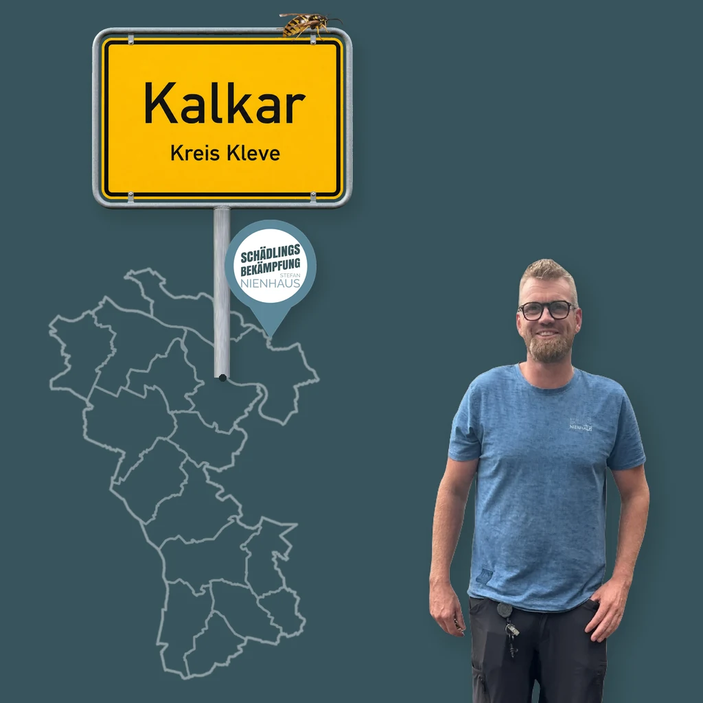 Wespenbekämpfung Kalkar: Stefan Nienhaus, IHK-geprüfter Schädlingsbekämpfer aus Isselburg, mit Ortsschild Kalkar und Karte des Einsatzgebiets.