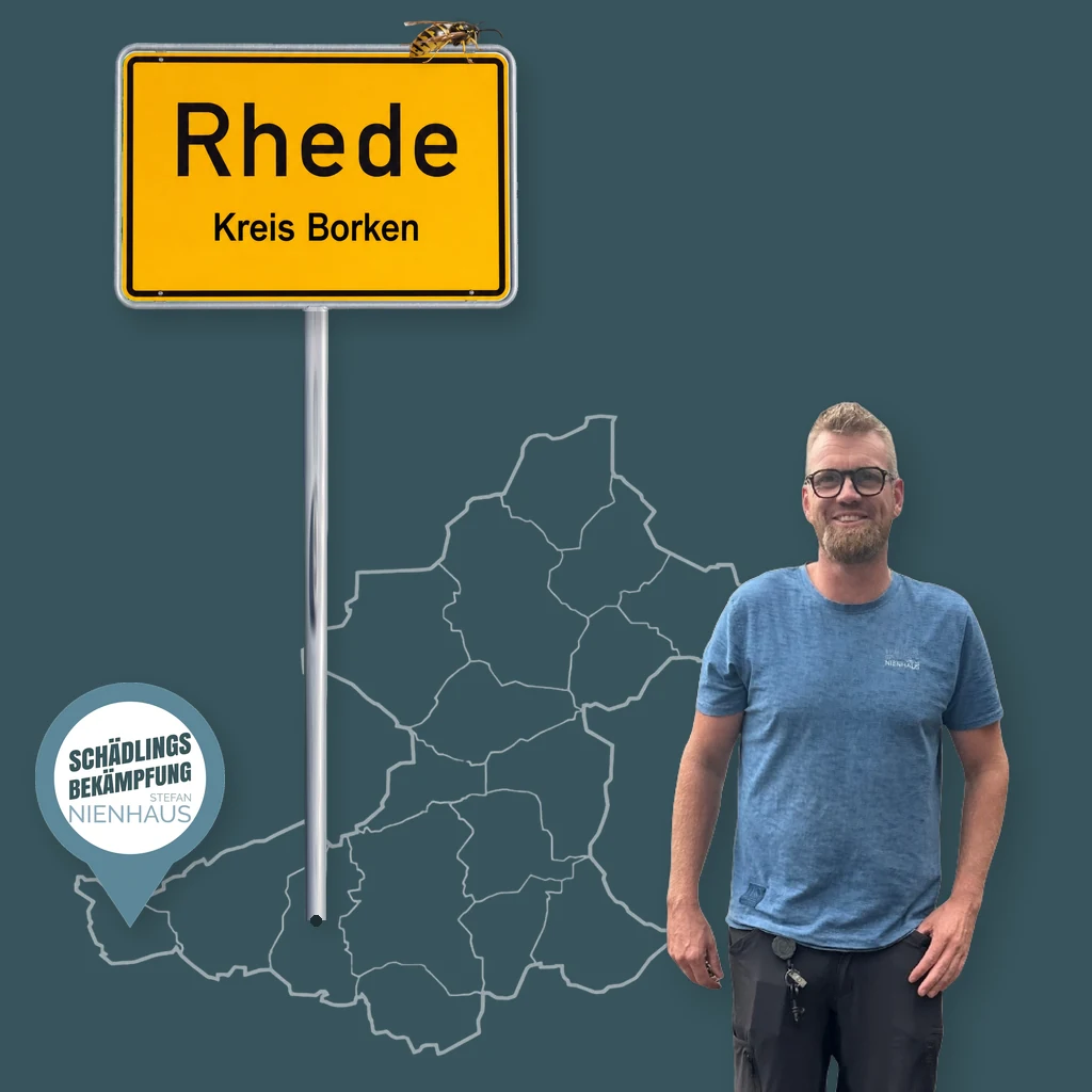 Wespenbekämpfung Rhede: Stefan Nienhaus, IHK-geprüfter Schädlingsbekämpfer aus Isselburg, mit Ortsschild Rhede und Karte des Einsatzgebiets.